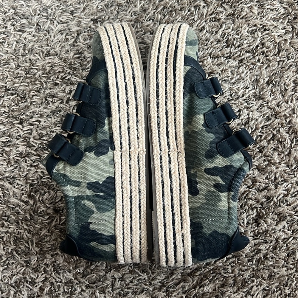 Women’s size 8 camo shoes - Picture 3 of 5